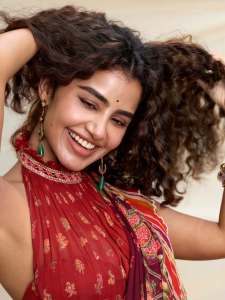 anupama-parameswaran-in-desi-girl-look-stylish-photos-in-makeup-trend-011