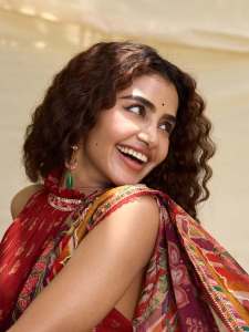 anupama-parameswaran-in-desi-girl-look-stylish-photos-in-makeup-trend-014