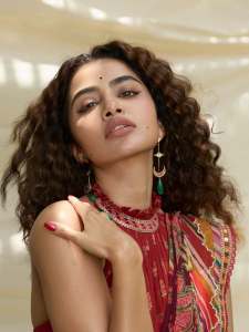 anupama-parameswaran-in-desi-girl-look-stylish-photos-in-makeup-trend-017