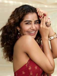anupama-parameswaran-in-desi-girl-look-stylish-photos-in-makeup-trend