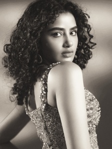 anupama-parameswaran-in-fitted-mermaid-style-floor-length-Sleeveless-design-with-wide-shoulder-straps-multi-colored-sequin-bead-and-crystal-embroidery-evening-gown-photos-004
