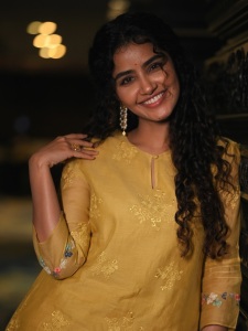 anupama-parameswaran-in-golden-colour-churidar-design-photos-004