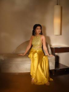 anupama-parameswaran-in-golden-yellow-stylish-dress-photos-002