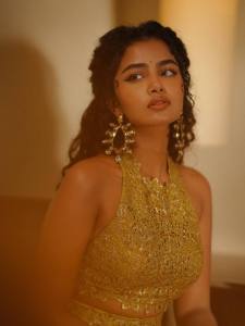 anupama-parameswaran-in-golden-yellow-stylish-dress-photos