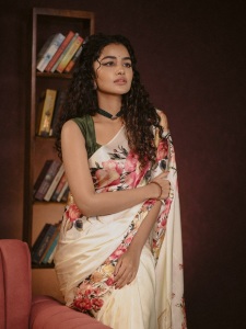 anupama-parameswaran-in-hand-painted-floral-silk-saree-photos-001