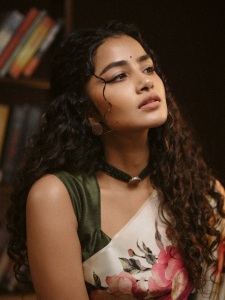 anupama-parameswaran-in-hand-painted-floral-silk-saree-photos-002