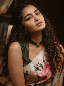 anupama-parameswaran-in-hand-painted-floral-silk-saree-photos-004