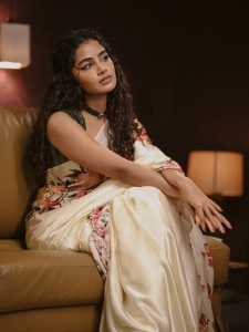 anupama-parameswaran-in-hand-painted-floral-silk-saree-photos-005