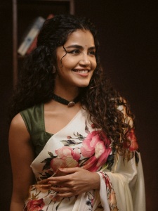 anupama-parameswaran-in-hand-painted-floral-silk-saree-photos-006