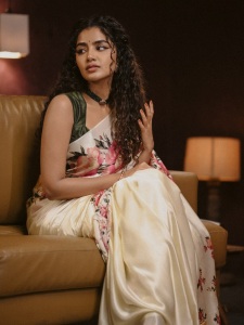 anupama-parameswaran-in-hand-painted-floral-silk-saree-photos-008