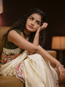 anupama-parameswaran-in-hand-painted-floral-silk-saree-photos