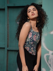 anupama-parameswaran-in-latest-trending-style-pants-and-top-photos-004