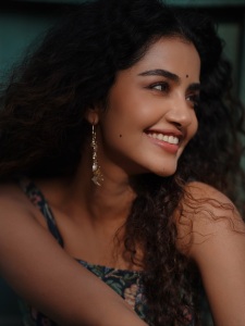 anupama-parameswaran-in-latest-trending-style-pants-and-top-photos-009
