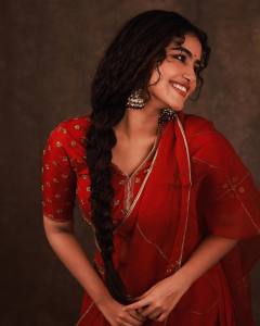 anupama-parameswaran-in-red-saree-photos-002