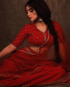 anupama-parameswaran-in-red-saree-photos-004