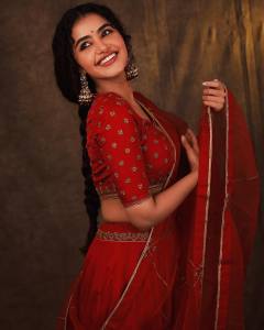 anupama-parameswaran-in-red-saree-photos-005