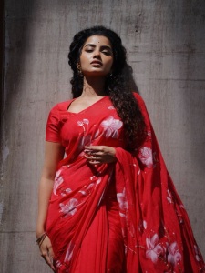 anupama-parameswaran-in-red-saree-with-flower-print-design-and-trending-fashion-photos-003