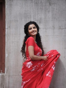 anupama-parameswaran-in-red-saree-with-flower-print-design-and-trending-fashion-photos-006