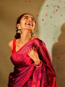anupama-parameswaran-in-saree-photos-002