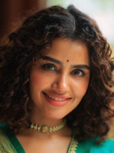 anupama-parameswaran-in-teal-blue-green-long-fitted-top-blouse-V-neckline-and-elbow-length-sleeves-with-patterned-cuffs-Lehenga-Set-photos-001