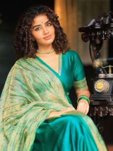 anupama-parameswaran-in-teal-blue-green-long-fitted-top-blouse-V-neckline-and-elbow-length-sleeves-with-patterned-cuffs-Lehenga-Set-photos-003