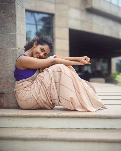 anupama-parameswaran-in-violet-blouse-with-cotton-saree-photos-001