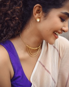 anupama-parameswaran-in-violet-blouse-with-cotton-saree-photos-002