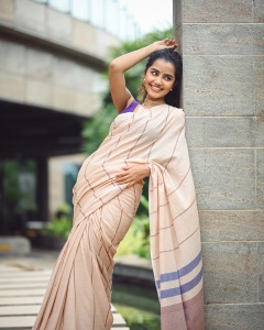 anupama-parameswaran-in-violet-blouse-with-cotton-saree-photos-003