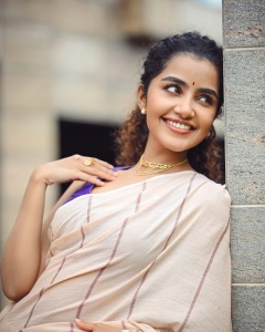 anupama-parameswaran-in-violet-blouse-with-cotton-saree-photos-005