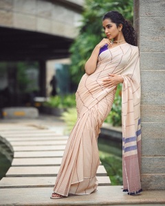 anupama-parameswaran-in-violet-blouse-with-cotton-saree-photos-006