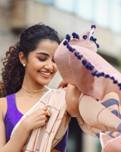 anupama-parameswaran-in-violet-blouse-with-cotton-saree-photos