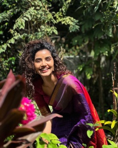 anupama-parameswaran-in-violet-check-design-pattu-saree-001