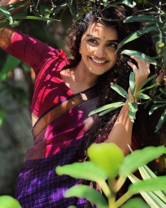 anupama-parameswaran-in-violet-check-design-pattu-saree-003
