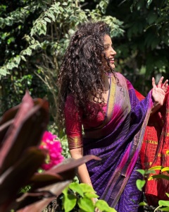 anupama-parameswaran-in-violet-check-design-pattu-saree-004
