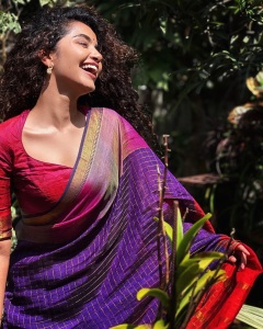 anupama-parameswaran-in-violet-check-design-pattu-saree