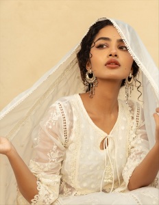 anupama-parameswaran-in-white-embroidery-dress-photos-004
