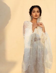 anupama-parameswaran-in-white-embroidery-dress-photos-005