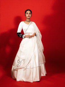 anupama-parameswaran-in-white-trending-lehenga-design-photos-003