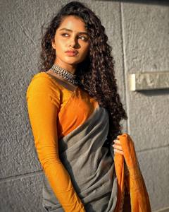anupama-parameswaran-in-yellow-border-saree-photos-001