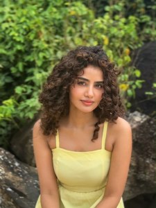 anupama-parameswaran-in-yellow-colour-frock-outfit-style-photos-003
