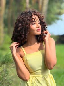 anupama-parameswaran-in-yellow-colour-frock-outfit-style-photos-004