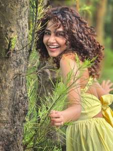 anupama-parameswaran-in-yellow-colour-frock-outfit-style-photos-016
