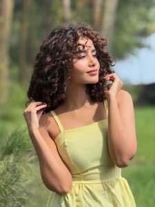 anupama-parameswaran-in-yellow-colour-frock-outfit-style-photos-019