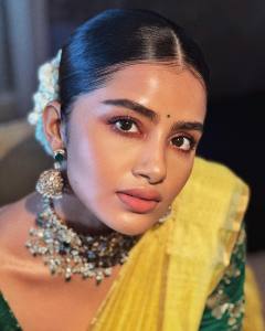 anupama-parameswaran-in-yellow-saree-with-green-blouse-002