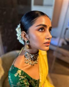 anupama-parameswaran-in-yellow-saree-with-green-blouse-005
