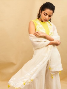 anupama-parameswaran-in-yellow-top-and-white-pants-photos-001
