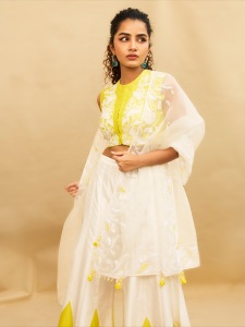 anupama-parameswaran-in-yellow-top-and-white-pants-photos-002