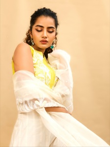 anupama-parameswaran-in-yellow-top-and-white-pants-photos-003
