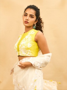 anupama-parameswaran-in-yellow-top-and-white-pants-photos-004