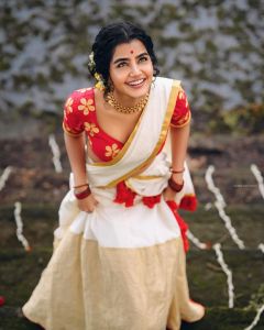 anupama-parameswaran-kerala-onam-saree-photos-002